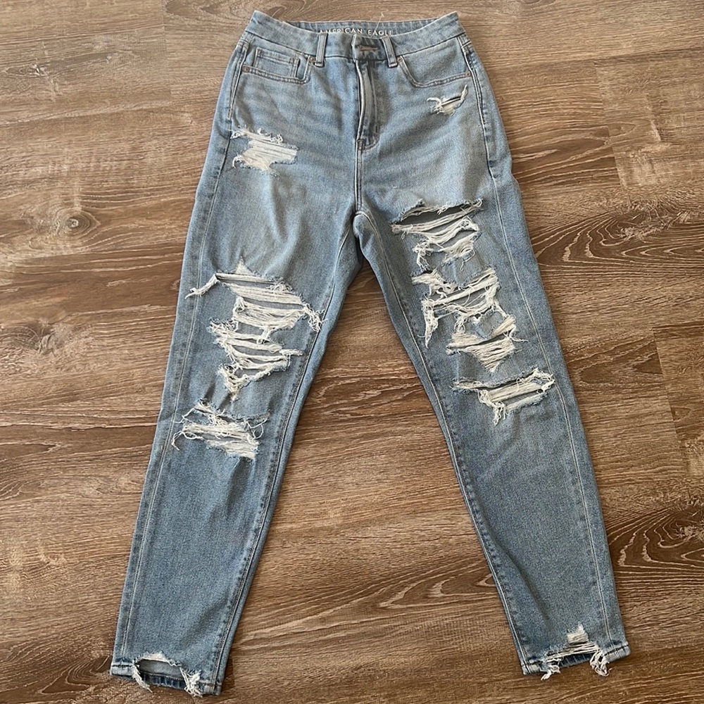American Eagle distressed mom Jean, size 2 regular